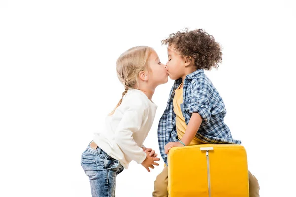 Interracial pareja de niños besos aislado en blanco - foto de stock