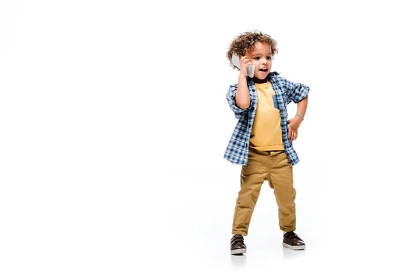 Позитивний афроамериканський хлопчик говорить на смартфоні, ізольований на білому — стокове фото