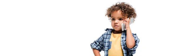 Plan panoramique d'un garçon afro-américain sérieux parlant sur smartphone, isolé sur blanc — Photo de stock