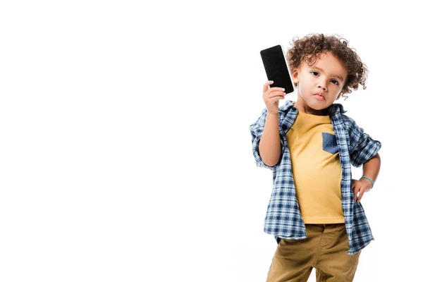 Reflexivo afroamericano chico sosteniendo teléfono inteligente con pantalla en blanco, aislado en blanco - foto de stock