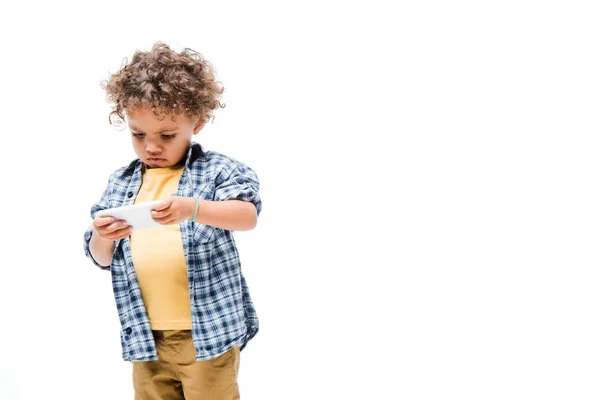 Arrabbiato ragazzo afroamericano utilizzando smartphone, isolato su bianco — Foto stock