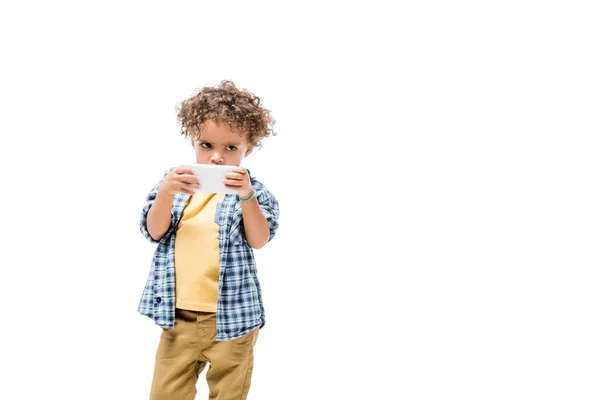 Niño afroamericano usando smartphone, aislado en blanco - foto de stock