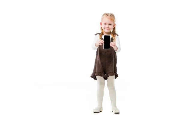 Bambino sorridente che mostra smartphone con schermo bianco, isolato su bianco — Foto stock