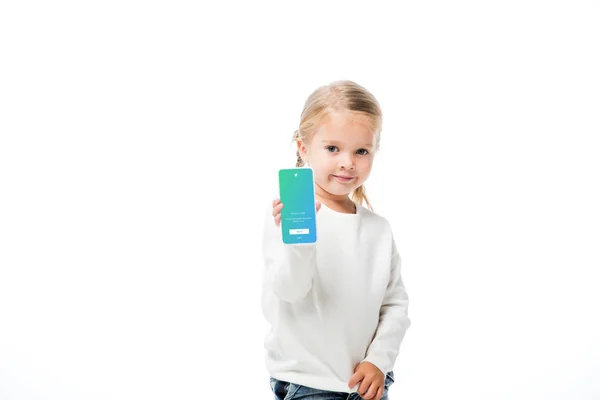 KYIV, UKRAINE - 18 NOVEMBRE 2019 : adorable enfant montrant son smartphone avec application twitter à l'écran, isolé sur blanc — Photo de stock