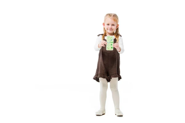 Glückliches Kind zeigt Smartphone mit Karte auf dem Bildschirm, isoliert auf weiß — Stockfoto