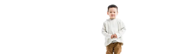 Plano panorámico de feliz pequeño asiático niño aislado en blanco - foto de stock