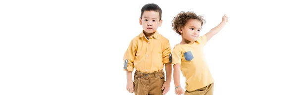 Tiro panorâmico de felizes meninos multiétnicos de pé juntos isolados em branco — Fotografia de Stock