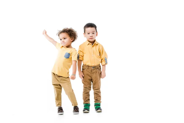 Маленькі багатоетнічні хлопчики, що стоять разом ізольовані на білому — стокове фото