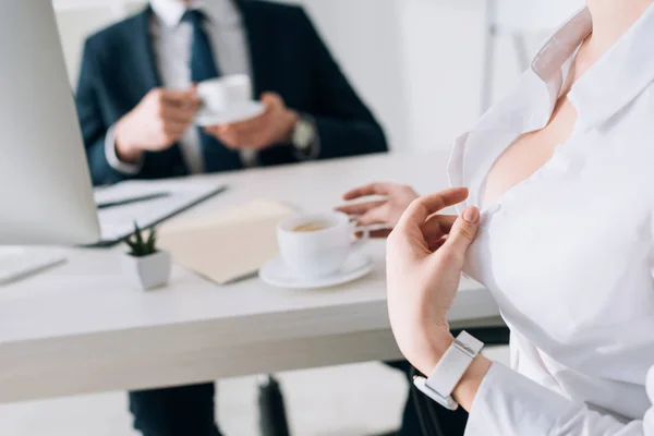 Обрізаний вид сексуального секретаря з великою грудьми спокушає бізнесмена в офісі — стокове фото