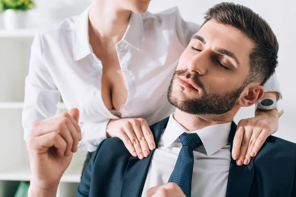 Corte vista de sexy secretário com grande mama fazendo massagem para homem de negócios no escritório — Fotografia de Stock