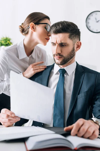 Secrétaire attrayant dans les lunettes séduire beau homme d'affaires au bureau — Photo de stock