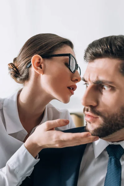 Atractiva secretaria en gafas seducir sorprendido hombre de negocios en la oficina - foto de stock