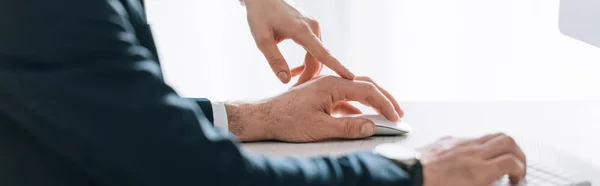 Panoramaaufnahme einer Sekretärin, die die Hand eines Geschäftsmannes im Büro berührt — Stockfoto