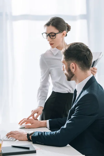 Attraktive Sekretärin berührt Schulter des Geschäftsmannes im Amt — Stockfoto