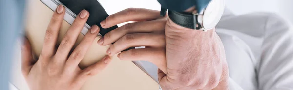 Colpo panoramico di uomo d'affari che tocca la mano di segretario in carica — Foto stock