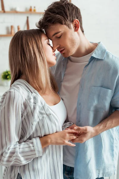 Attraente donna con gli occhi chiusi toccare bello fidanzato — Foto stock