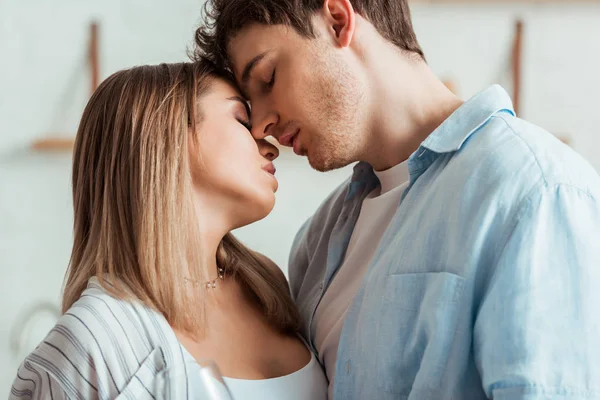 Vista lateral de pareja con los ojos cerrados - foto de stock