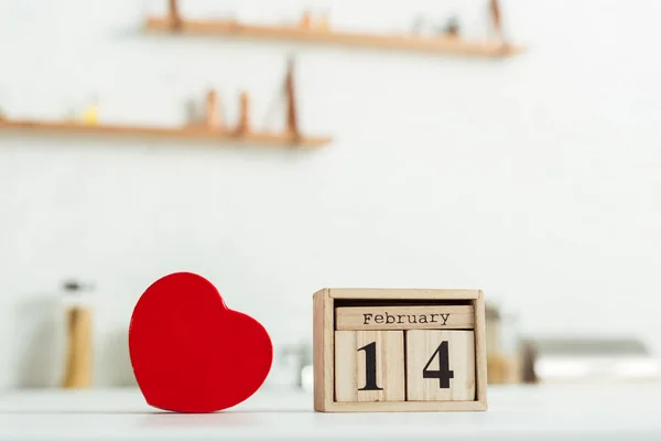 Cubes en bois avec lettrage 14 février près boîte cadeau rouge en forme de coeur — Photo de stock