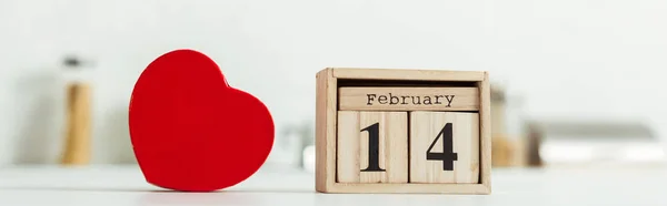 Панорамний знімок дерев'яних кубиків з 14 лютого з написом біля червоної подарункової коробки у формі серця — стокове фото