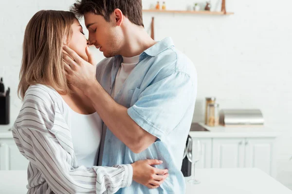 Bell'uomo che tocca il viso della bella ragazza — Foto stock