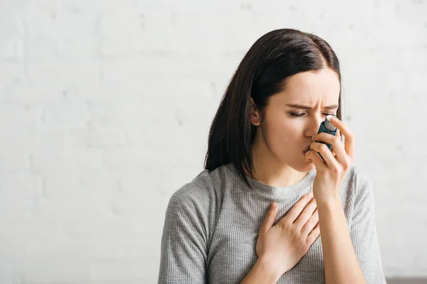 Kranke Frau benutzt Asthma-Inhalator zu Hause — Stockfoto