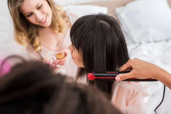Meninas multiculturais atraentes fazendo estilo de cabelo na despedida de solteira — Fotografia de Stock