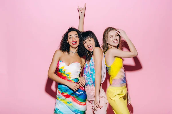 Emotionale multikulturelle Freundinnen tanzen auf rosa — Stockfoto