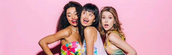 Plano panorámico de hermosas novias multiculturales de moda posando en rosa - foto de stock