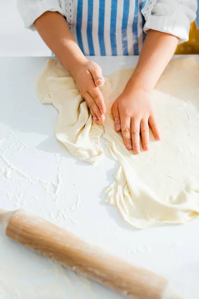 Ausgeschnittene Ansicht einer Tochter, die Teig für Gebäck auf dem Tisch kocht — Stockfoto