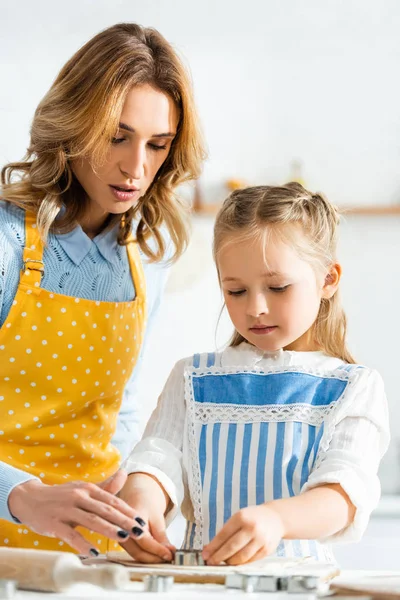 Madre e figlia che cucinano con lo stampo della pasta in cucina — Foto stock