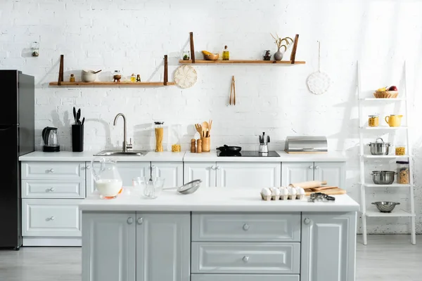 Interior da cozinha com utensílios de cozinha, alimentos, leite e utensílios de cozinha — Fotografia de Stock