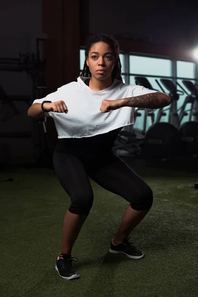 Donna afroamericana che si riscalda prima di allenarsi in palestra — Foto stock