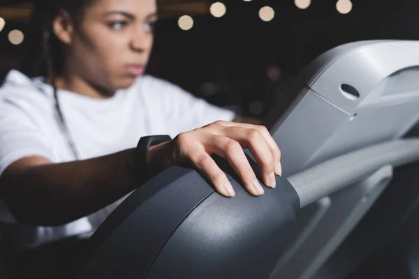 Enfoque selectivo de mujer afroamericana sosteniendo cinta de correr - foto de stock