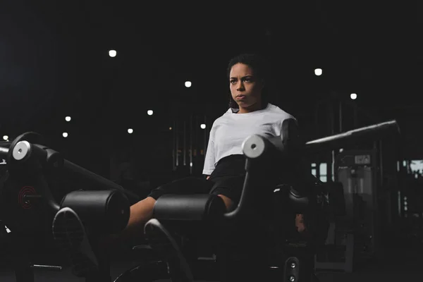 Foco seletivo da mulher afro-americana fazendo exercício para abdominais no ginásio — Fotografia de Stock