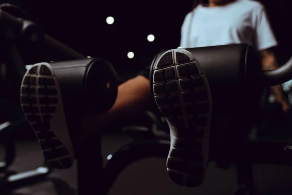 Селективный фокус африканской американки, делающей упражнения для ног — стоковое фото