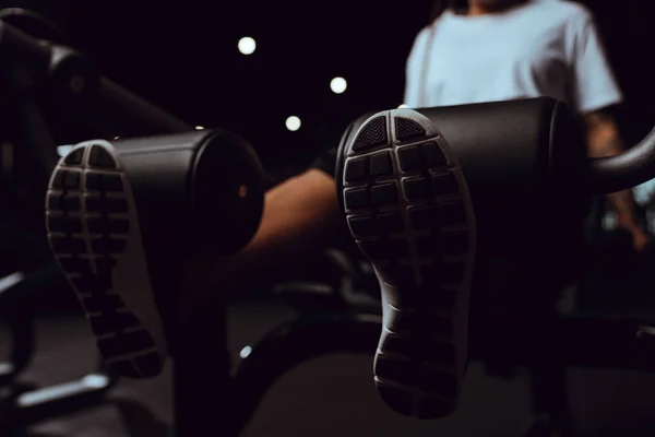 Selective focus of african american woman doing exercise for legs — Stock Photo