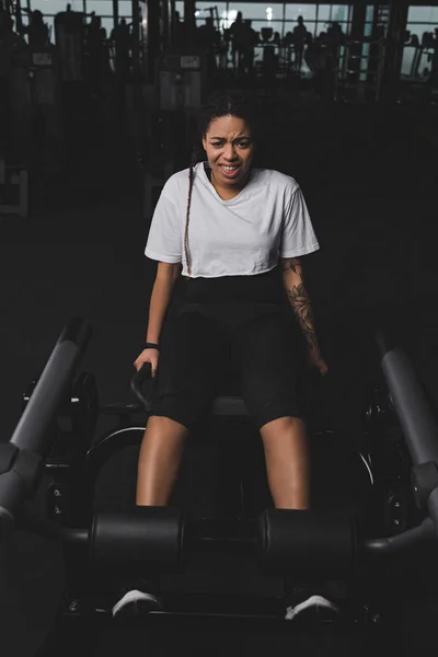 Femme afro-américaine faire de l'exercice pour les abdos dans la salle de gym — Photo de stock