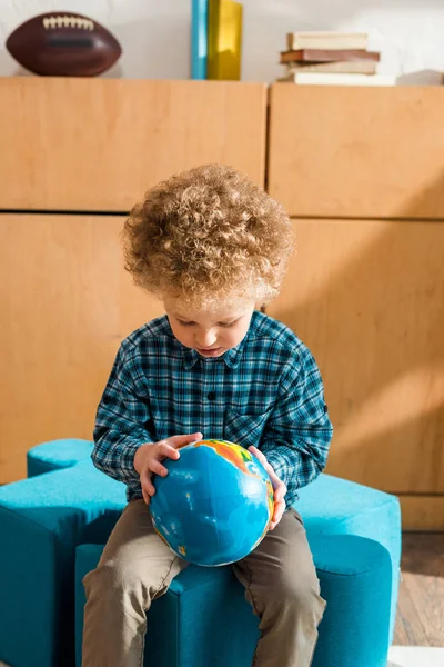 Criança inteligente olhando globo em casa — Fotografia de Stock