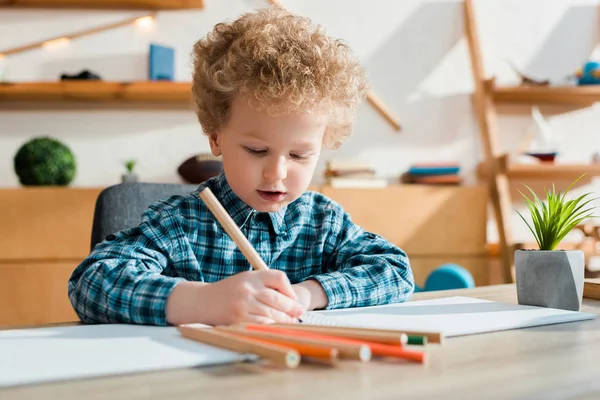 Fuoco selettivo di disegno di bambino a scrivania — Foto stock