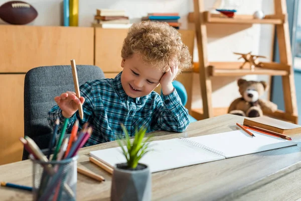 Foyer sélectif de enfant heureux tenant crayon — Photo de stock