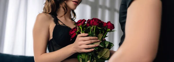 Plano panorámico de novia en sujetador negro celebración ramo de rosas en 14 febrero — Stock Photo