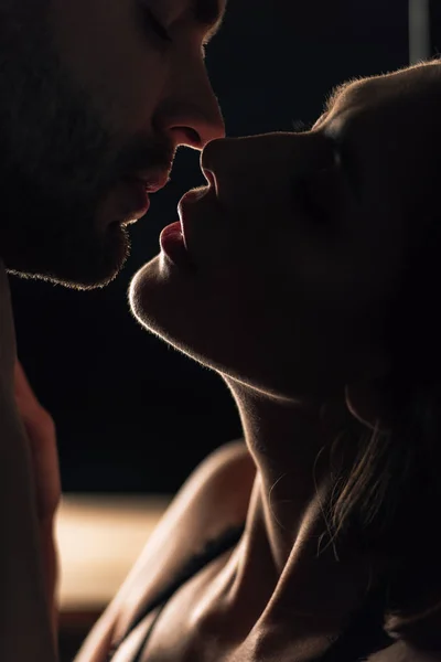 Abgeschnittene Ansicht von Freundin und Freund, die sich mit geschlossenen Augen küssen — Stockfoto