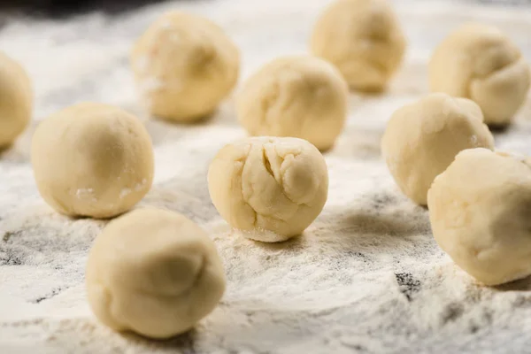 Nahsicht auf rohe Teigbällchen für Knödel auf Mehl — Stockfoto