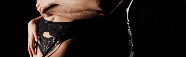Colpo panoramico di uomo toccante seducente donna in pizzo mutandine isolato su nero — Foto stock
