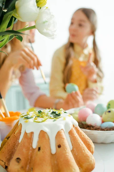 Вибірковий фокус смачного великоднього пирога біля матері і дочки — стокове фото