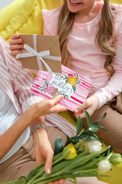 Visão cortada de criança dando presentes para a mãe no dia das mães — Fotografia de Stock