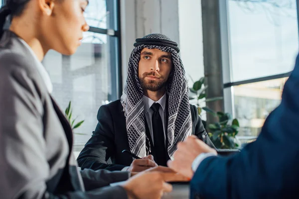 Partner commerciali multiculturali che discutono di contratto per l'incontro con il traduttore in carica — Foto stock