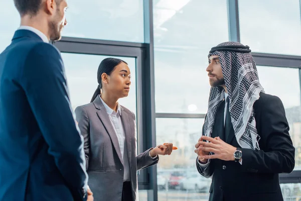 Multiethnische Geschäftspartner treffen sich mit Übersetzer im Büro — Stockfoto