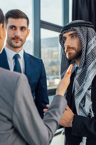 Multiethnische Geschäftspartner treffen sich mit Übersetzern im modernen Büro — Stockfoto
