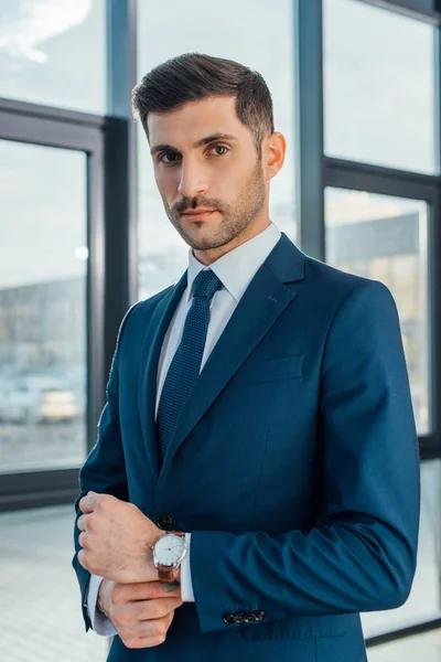 Homem de negócios profissional bonito em terno posando no escritório moderno — Fotografia de Stock